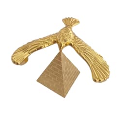 金色金屬平衡鷹嘴尖立在金字塔頂