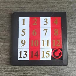 數字推盤放在書枱